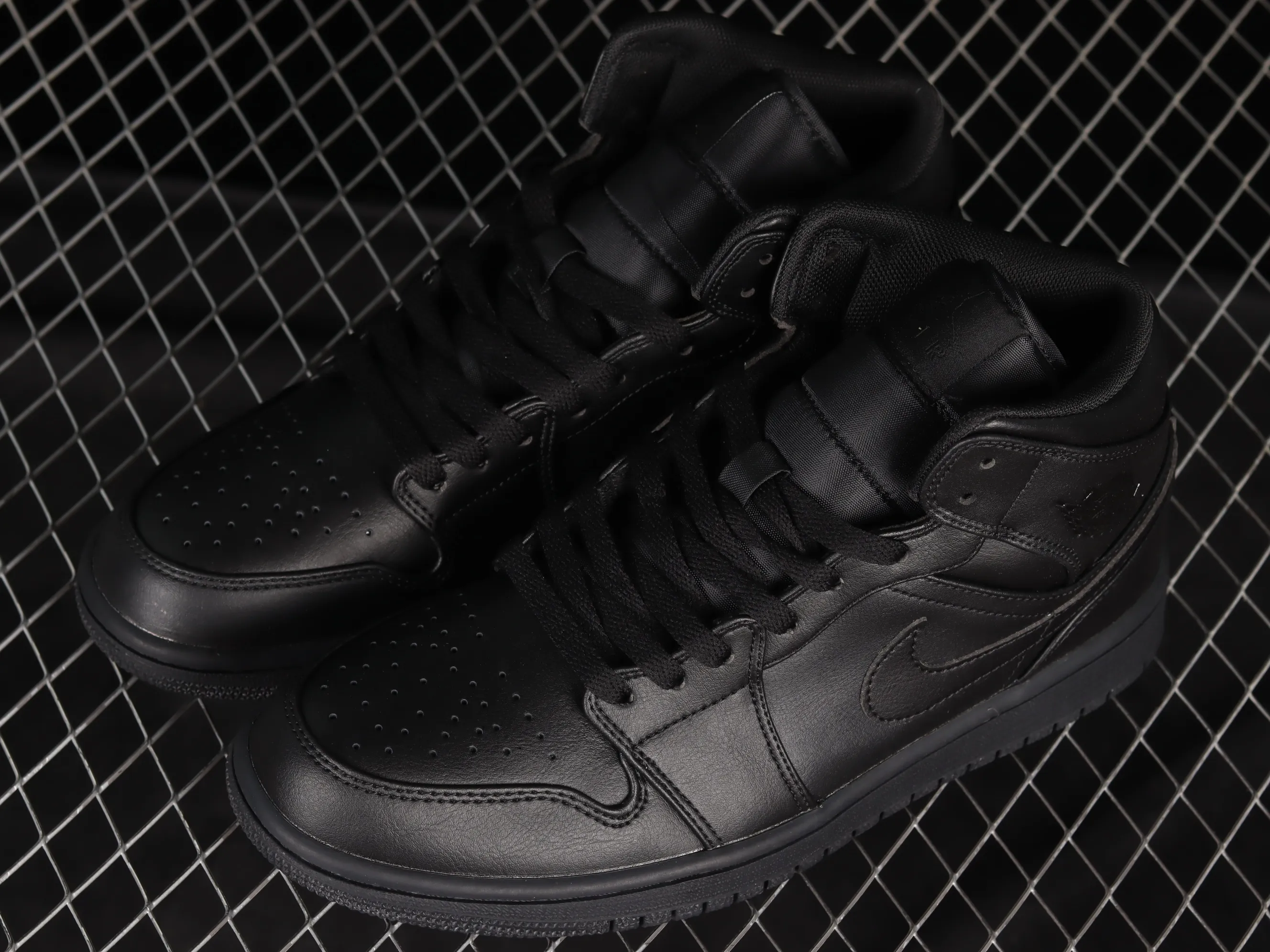 All categories Air Jordan Jordan series basketball shoes Air Jordan 1 Mid Air Jordan 1 Mid AJ1 Joe 1 all black Zhongbang basketball shoes 554724-093